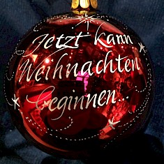 Weihnachtskugel mit Kalligrafie