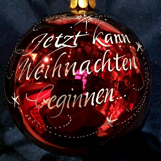 Weihnachtskugel mit Kalligrafie