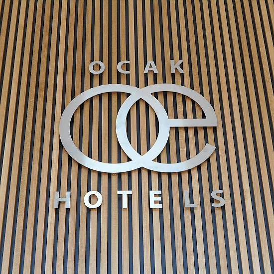 Logo »Ocak Hotels« im Foyer