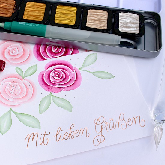 Grusskarte mit irisierendem Perlmutt und Glasfeder geschrieben, illustriert mit Rosen