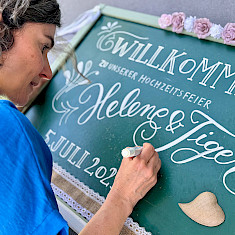 Beschriftung einer Tafel für eine Hochzeitsfeier