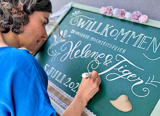 Beschriftung einer Tafel für eine Hochzeitsfeier